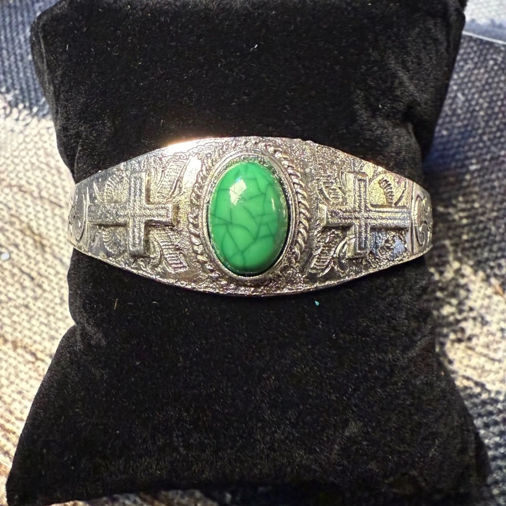 Western Silver-Tone Cuff Bracelet – Faux Turquoise & Embossed Crosses